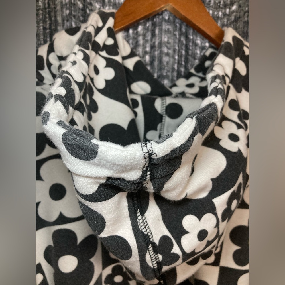 Black and White Cropped floral hoodie. - Picture 6 of 8